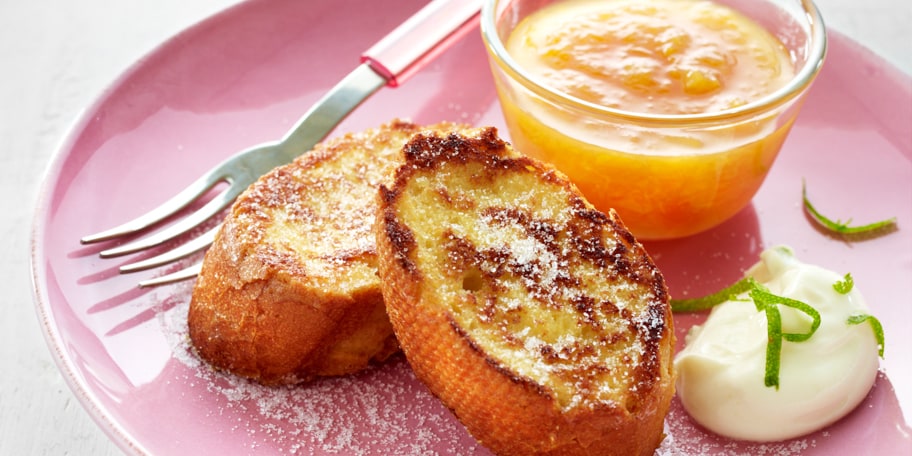 Pain perdu, mousse de fruits et crème aigre