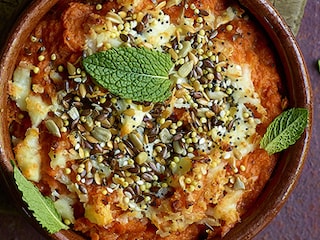 Gratin van zoete aardappelen met halloumi en zaden