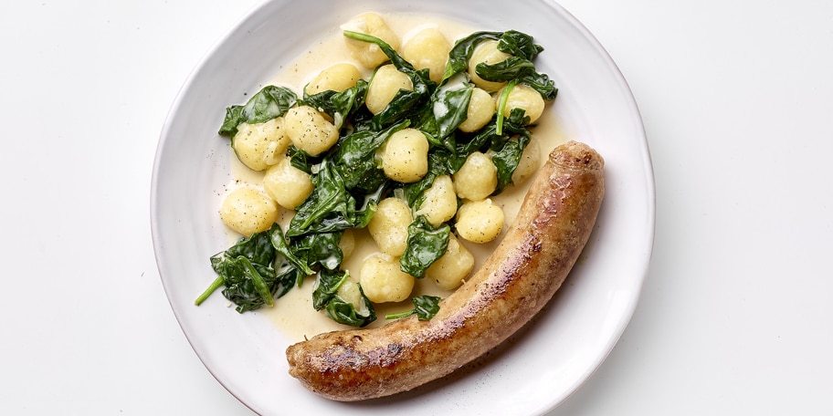 Gnocchi, spinazie met room van het huis en worst met parmezaan