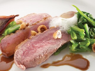 Eendenborst met groenten en hazelnootjes