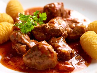 Everzwijnragout met pancetta, salie en tomaten