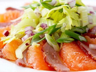 Carpaccio van gerookte eendenborst met roze pompelmoes