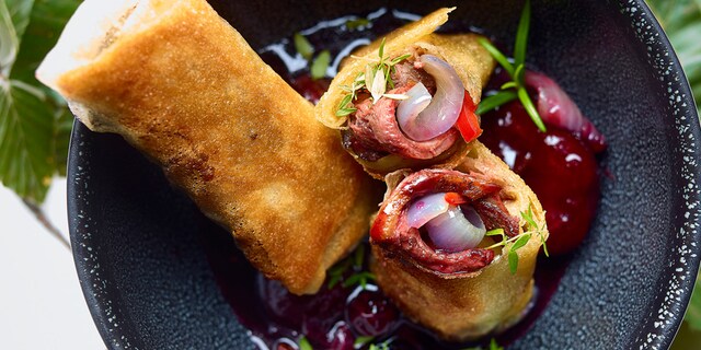 Loempia au filet de canard sauvage et chutney aux pruneaux