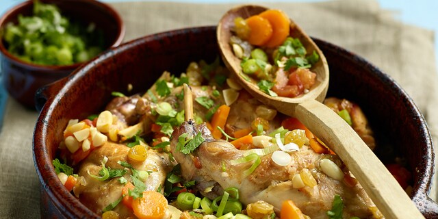 Konijnenbouten met amandelen en druiven