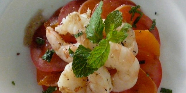 Carpaccio van tomaat en abrikoos met orgeade en gambas