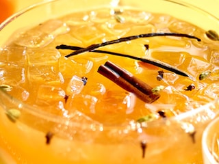 Punch de thé au citron, whisky, épices et oranges