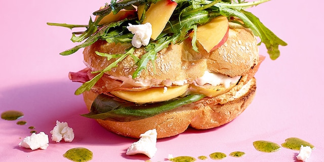Croque pistolet met geitenkaas, Italiaanse ham en perzik