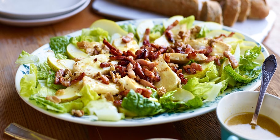 Salade met peren, spekblokjes, halloumi en noten