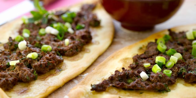 Pidés turcs, sauce au concombre