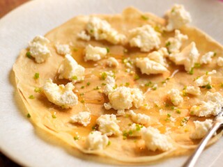 Marokkaanse pannenkoek met geitenkaas en honing
