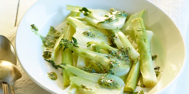 Jeunes poireaux et fenouils avec vinaigrette aux herbes