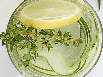 Gearomatiseerd water van komkommer, tijm, citroen  en agavesiroop