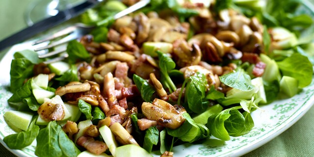Lauwe salade met spekblokjes en champignons