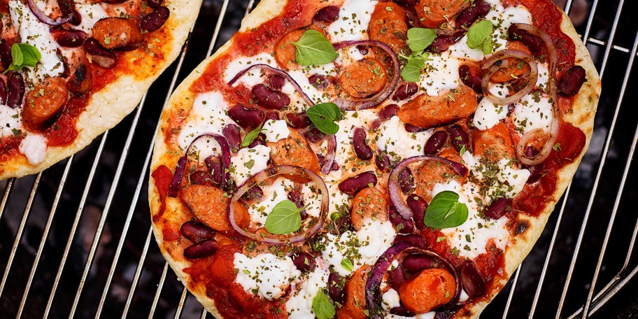 Pizza met merguez en rode bonen