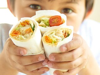 Wrap au poulet, houmous et carotte
