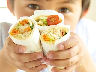 Wrap met kip, hummus en wortel