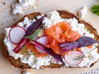 Heerlijke boterham met Danone cottage cheese, zalm en zomergroentjes