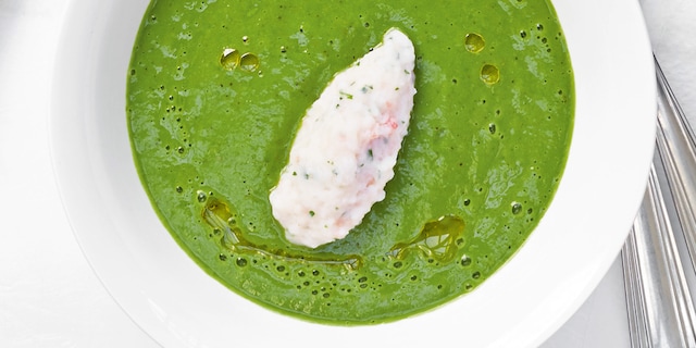 Fijne crème van avocado, kiwi en spinazie, quenelles van garnalen