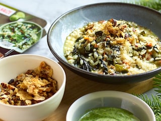 Risotto met algen, crème van waterkers en hazelnoten