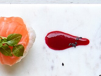 Sushi balls au saumon fumé et à la ‬‬‬‬‬‬‭vinaigrette de framboise‬‬‬‬