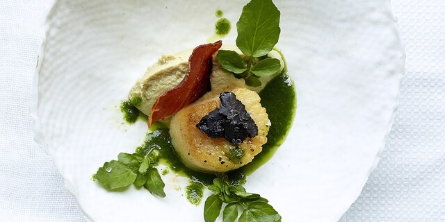 Gebakken sint-jakobsnoot met crème van aardpeer, truffelsap en waterkersolie