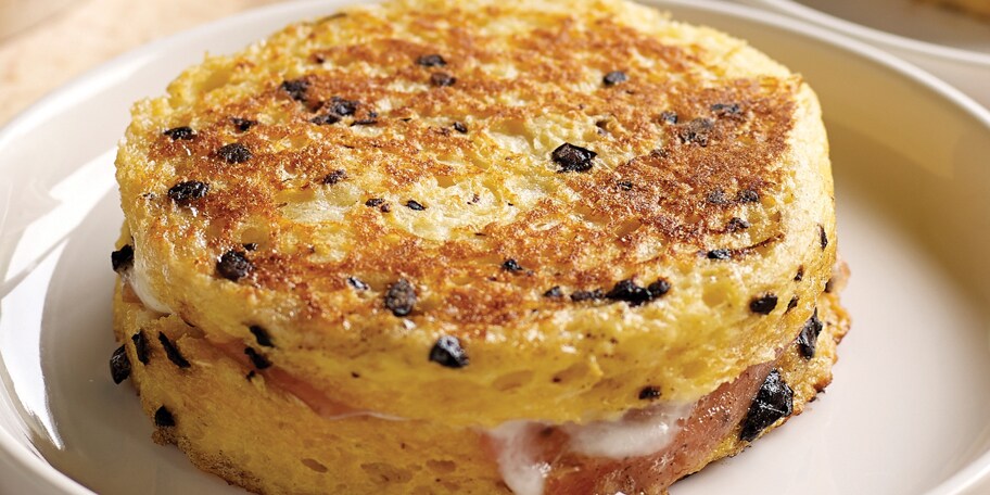 Pain perdu à la tapenade, à la mozzarella et au jambon de parme