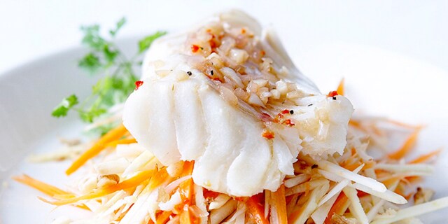 Skrei sur un lit de légumes racines.