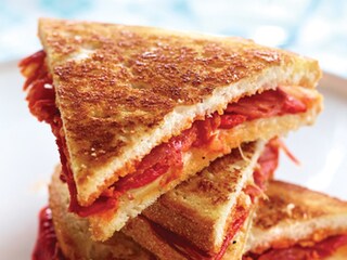 Croque−monsieur au chorizo, manchego et piquillos