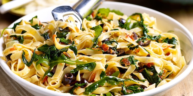 Tagliatelles à la roquette et aux tomates séchées