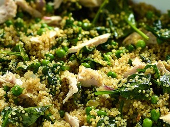 Gebakken quinoa met gebraden kip, erwtjes en spinazie