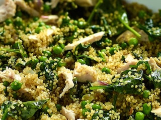 Quinoa sauté au poulet, petits pois et épinards