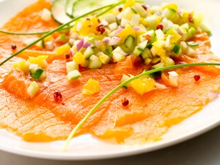 Zoutarme carpaccio van zalm en salsa met groene appel