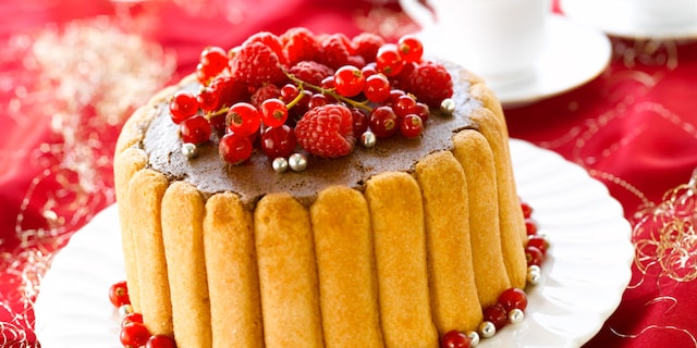 Charlotte au chocolat, aux poires et aux fruits rouges