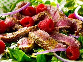 Salade van rundvlees met frambozen