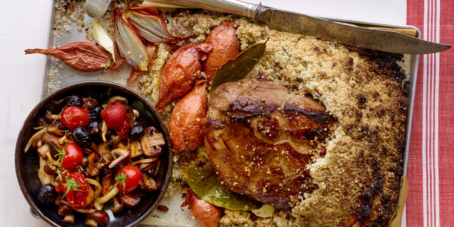 Gigot d'agneau en croûte de sel, champignons, olives et tomates