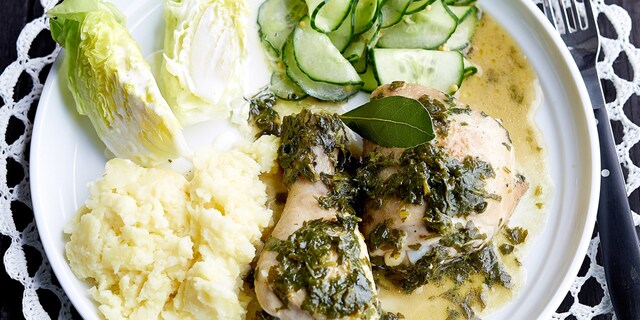 Gevogeltestoofpot met peterselie, geprakte aardappelen en gemarineerde komkommersalade