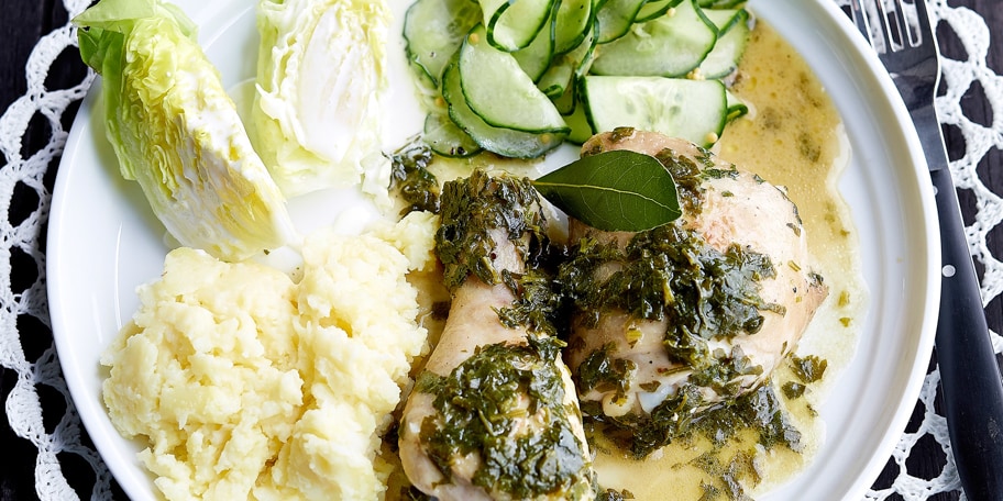 Gevogeltestoofpot met peterselie, geprakte aardappelen en gemarineerde komkommersalade