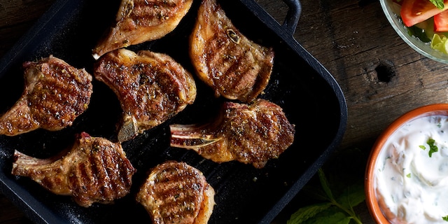 Côtelettes d’agneau marinées et grillées, sauce au yaourt et à la menthe