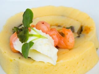 Omelet met dragon en tapenade van gedroogde tomaat, grijze garnalen en zure room