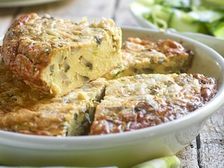 Frittata met champignons en salade van courgettes