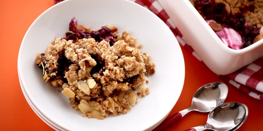 Crumble van veenbessen met amandelen