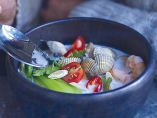 Soupe au lait de coco, à la citronnelle et aux crevettes roses