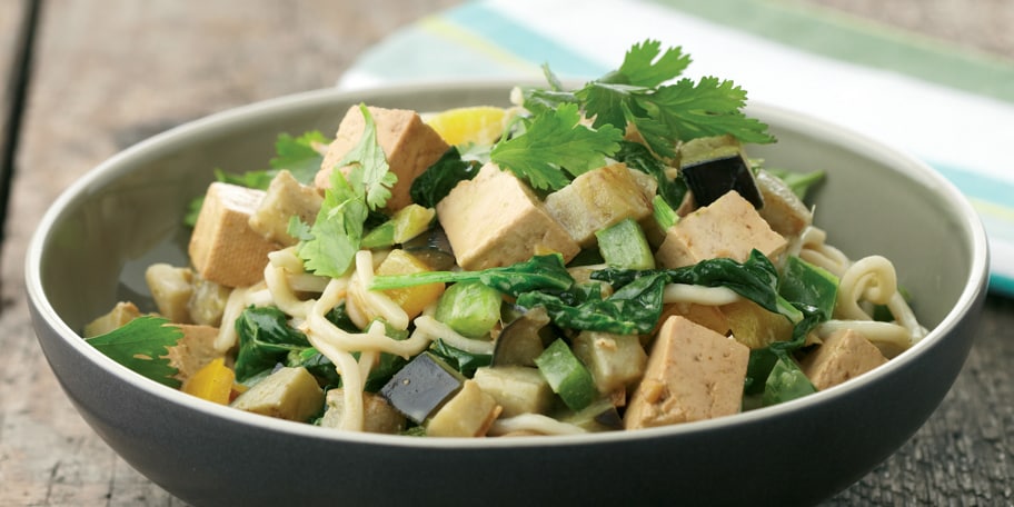 Wok de nouilles chinoises au tofu et au lait de coco