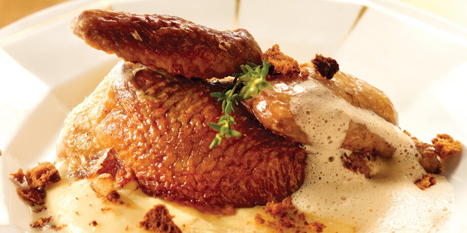 Pigeon farci, crumble au pain d’épices et sauce au foie gras, purée de pommes de terre