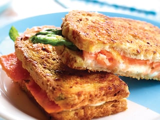Croque−monsieur aux asperges, mozzarella et saumon fumé