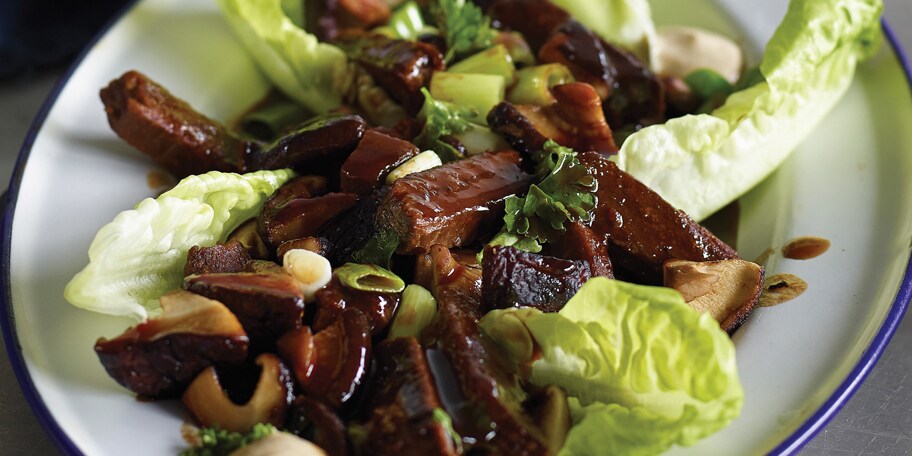 Lamelles de bœuf sautées végétariennes, jus au vin rouge, shii-takés et compote d'oignon