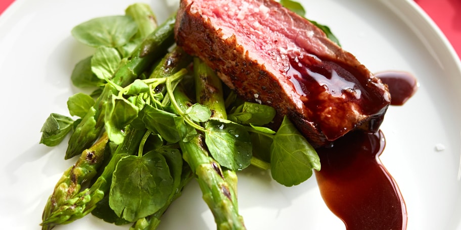 Côte à l’os, gegrilde groene asperges en rode wijnsaus