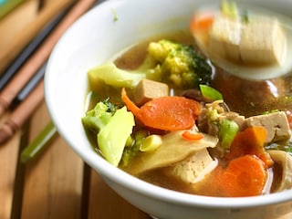 Bouillon van gemarineerde tofu met groenten