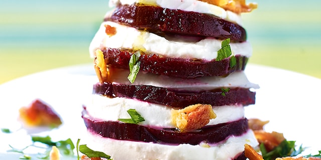 Millefeuille van rode bietjes en mozzarella, vinaigrette met pancetta