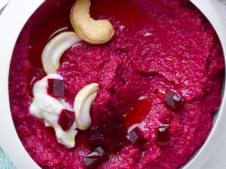 Pesto met bietjes, cashewnoten, parmigiano en verse kaas